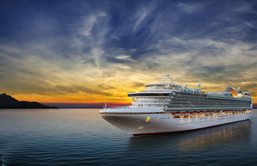 Kreuzfahrtschiff im Mittelmeer bei Sonnenuntergang
