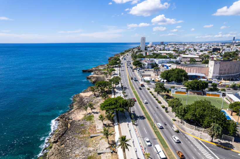 Santo Domingo, Dom.Rep. Küstenstraße Malecón in Santo Domingo mit Blick auf den Atlantik und die Skyline der Stadt, Dominikanische Republik