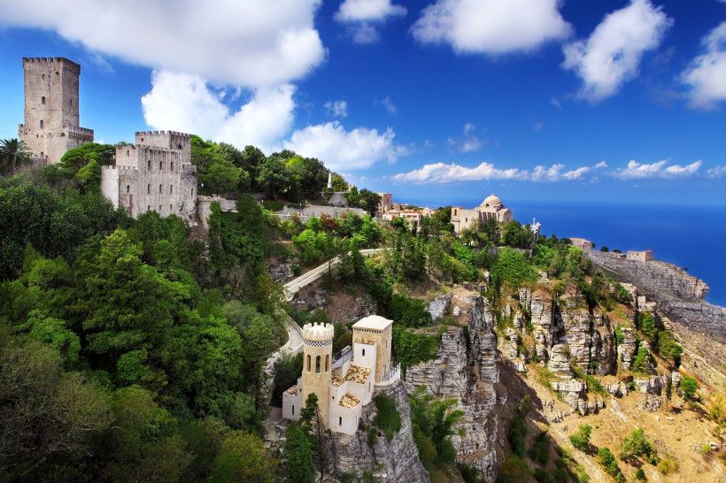 Erice Burg – mittelalterliches Juwel mit Meerblick auf Sizilien Panoramablick auf die mittelalterliche Burg von Erice auf Sizilien, umgeben von grünen Hügeln und mit Blick auf das tiefblaue Mittelmeer – eines der schönsten Ausflugsziele im Westen der Insel