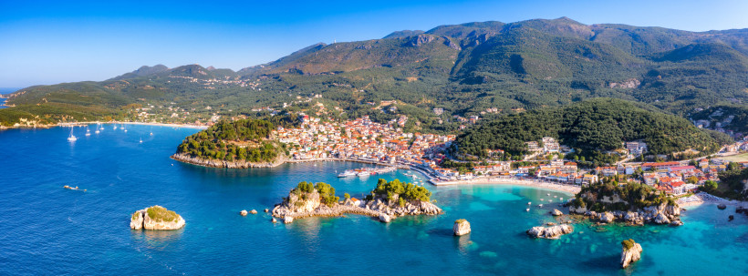 Griechenland - Parga Luftaufnahme von Parga in Griechenland mit Stränden, türkisfarbenem Meer und grünen Hügeln im Hintergrund