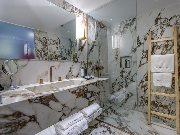 Diamond Deluxe Hotel