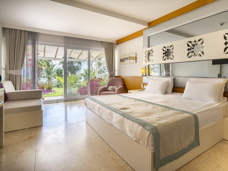 Flora Garden Beach (+16)