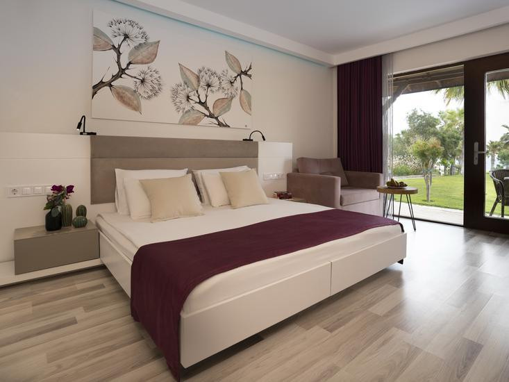 Flora Garden Beach (+16)