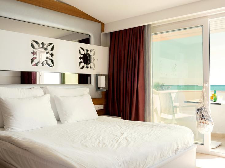 Flora Garden Beach (+16)