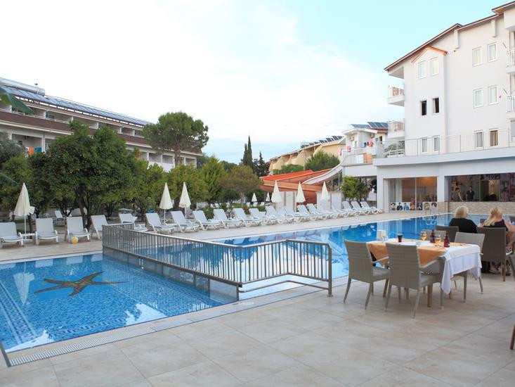 Cats Garden Family Hotel