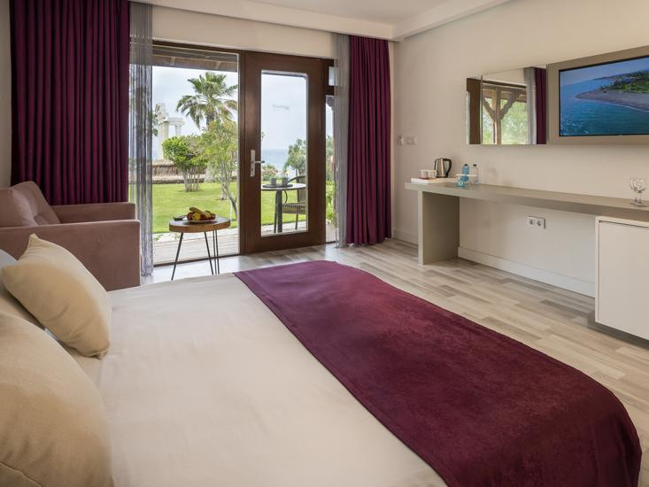 Flora Garden Beach (+16)