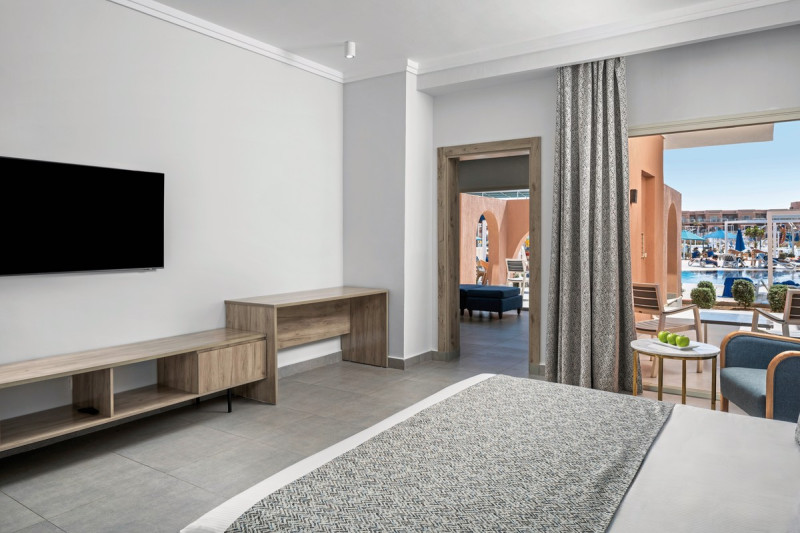 Wohnbeispiel Familienzimmer mit Verbindungst&uuml;r Poolblick