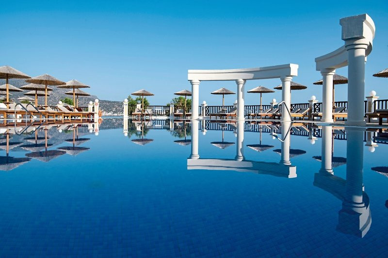 Alexander Beach Hotel & Village ●●●●●