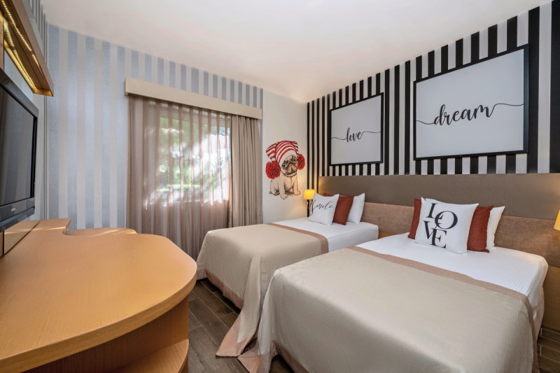 Wohnbeispiel Lake House Familienzimmer Swim Up