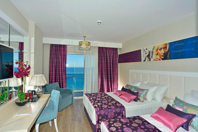 Azura Deluxe Resort & Spa ●●●●●