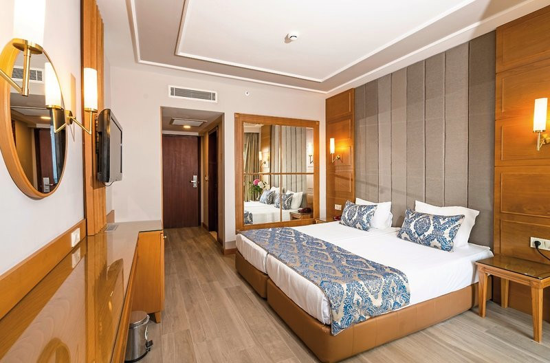 Royal Atlantis Beach Hotel ●●●●