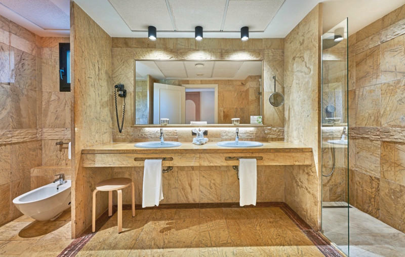 Serrano Palace ●●●●○