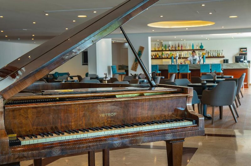 Queens Bay Hotel ●●●●