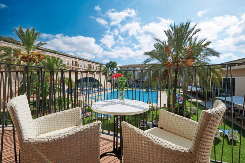 Beispiel Balkon Suite Poolblick