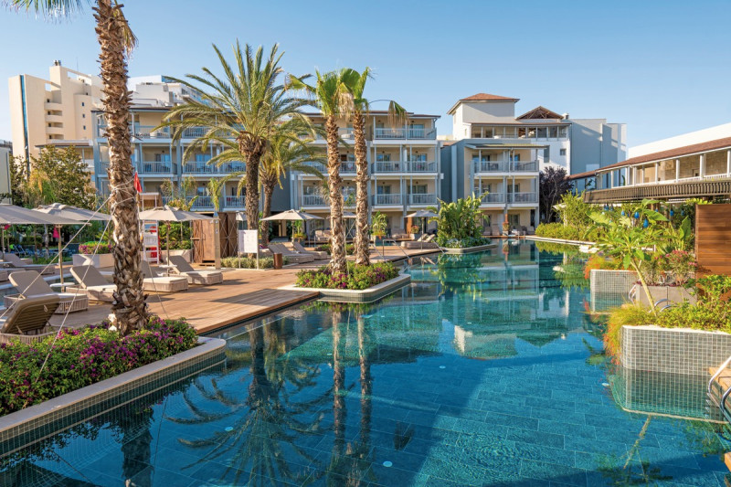 Lara Barut Collection