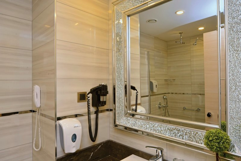 Azura Deluxe Resort & Spa ●●●●●