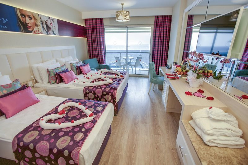 Azura Deluxe Resort & Spa ●●●●●