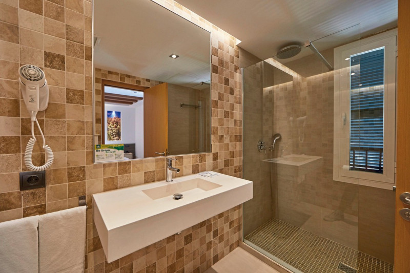 Beispiel Bad Familienzimmer Superior