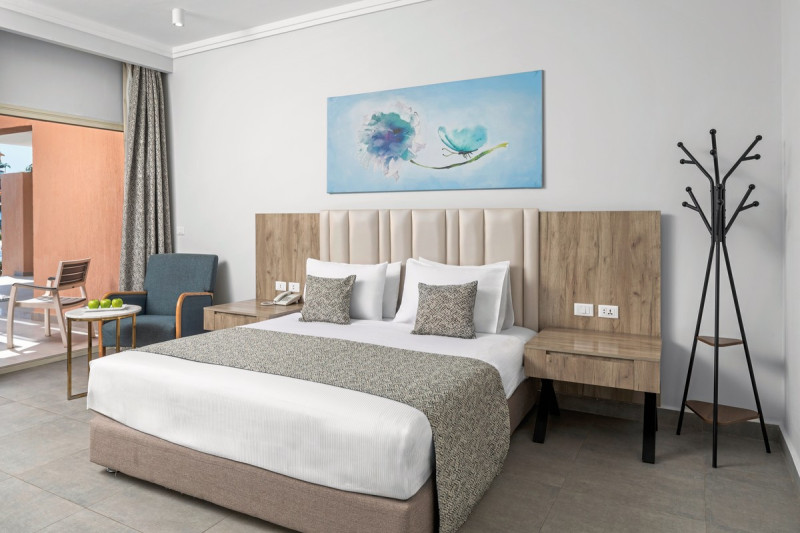 Wohnbeispiel Familienzimmer mit Verbindungst&uuml;r Poolblick