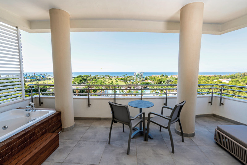 Wohnbeispiel Corner Suite mit Jacuzzi und Meerblick