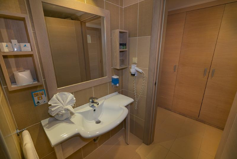 Side Breeze Hotel ●●●●●