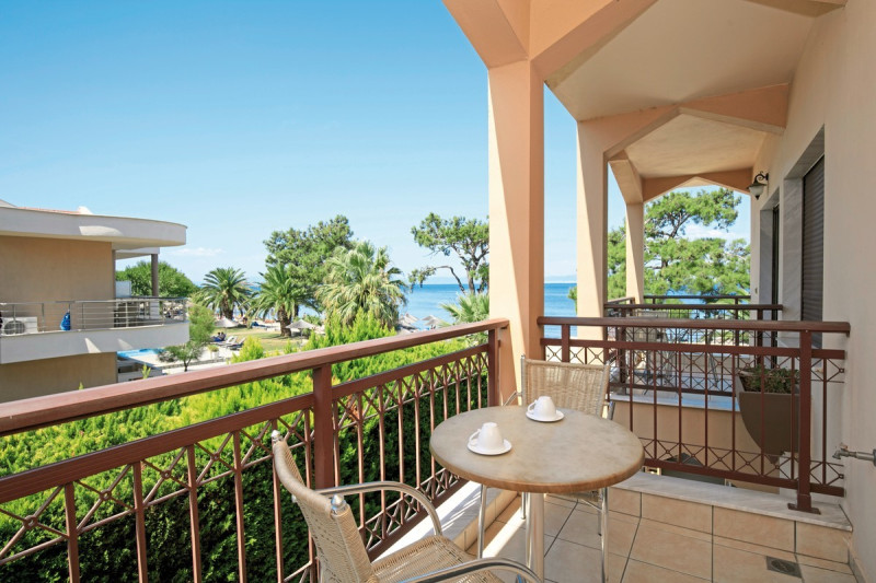 Mediterranean Beach Hotel ●●●