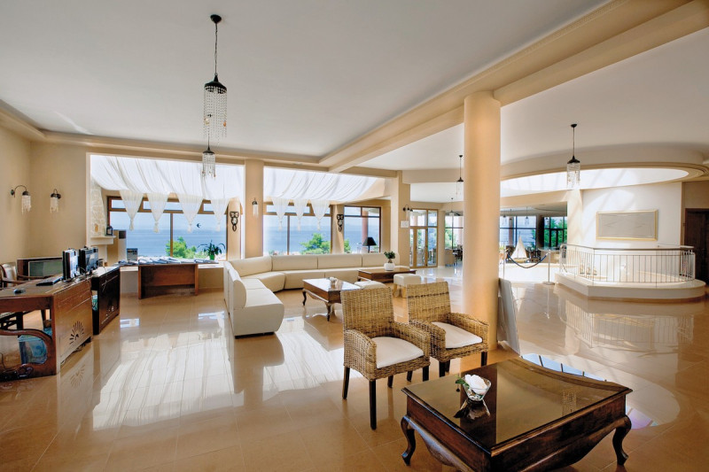 Alia Palace ●●●●○