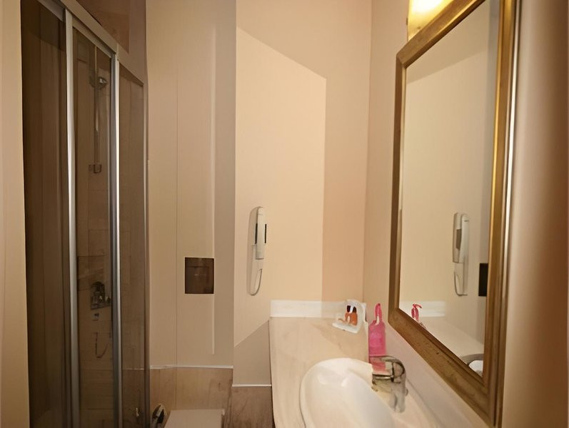 Remi Hotel ●●●●