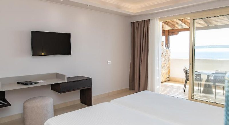 Grand Blue Beach Hotel ●●●●●