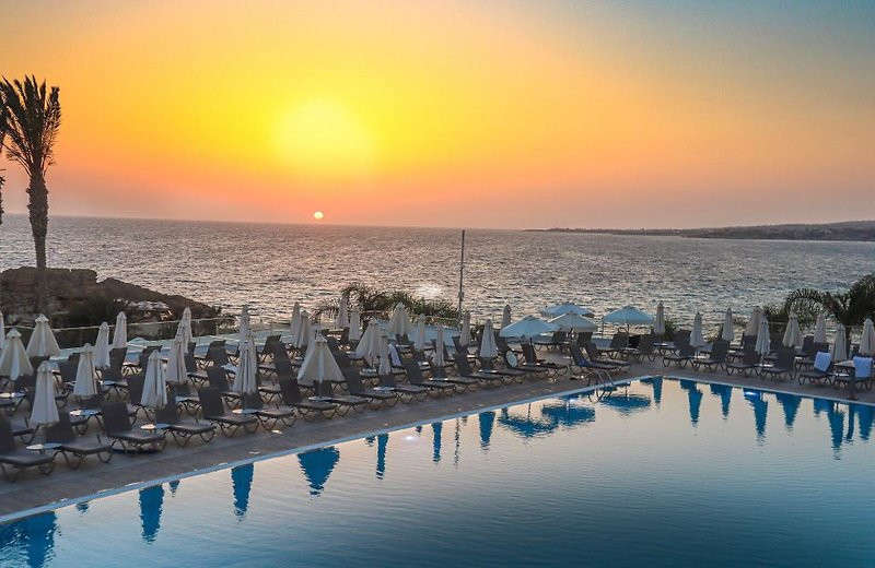 Queens Bay Hotel ●●●●