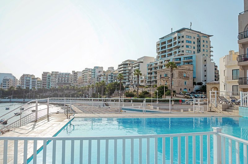 Gillieru Harbour Hotel ●●●