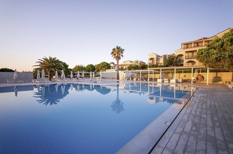 The Bay Hotel & Suites ●●●●●