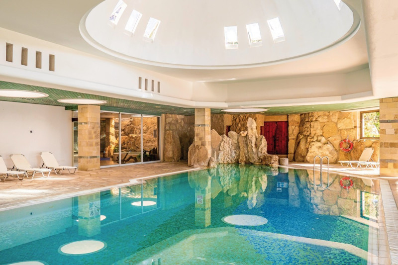 Coral Beach Hotel & Resort ●●●●●