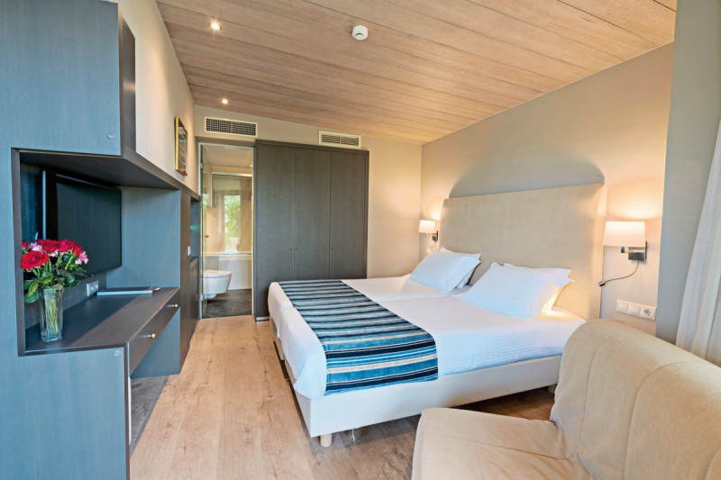 Kyma Suites Beach Hotel ●●●●○