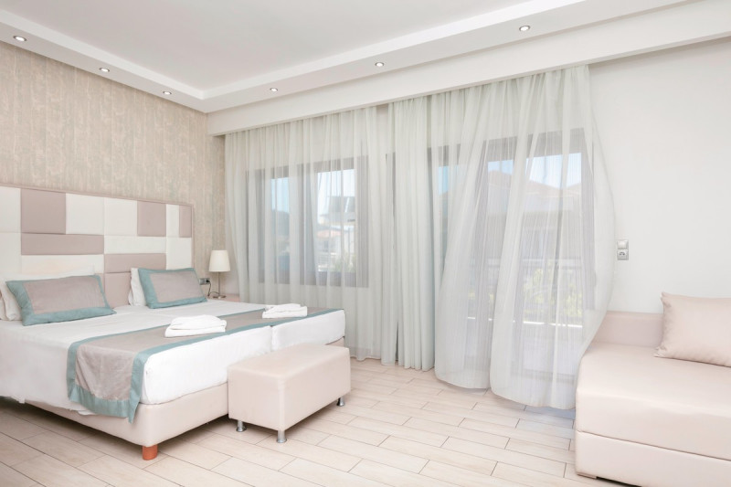 Mediterranean Beach Hotel ●●●