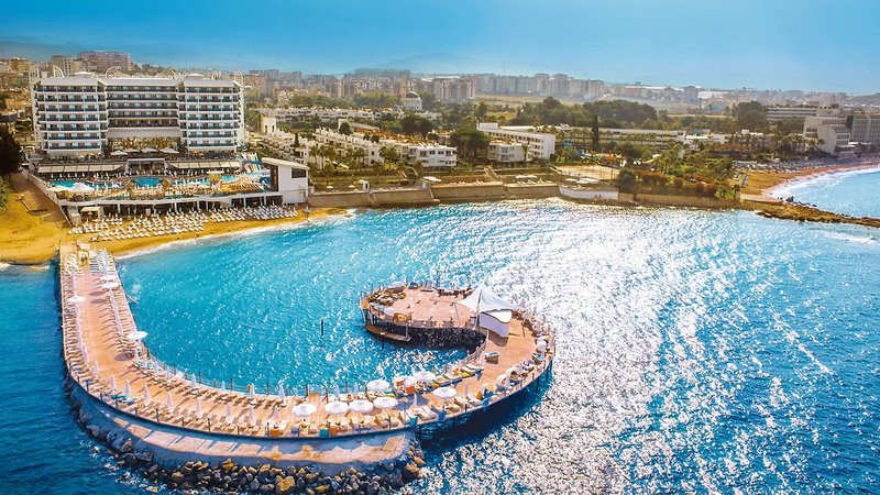 Azura Deluxe Resort & Spa ●●●●●