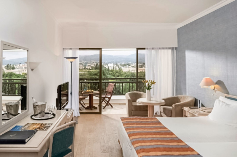 Coral Beach Hotel & Resort ●●●●●