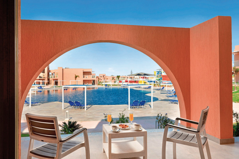 Wohnbeispiel Familienzimmer mit Verbindungst&uuml;r Poolblick