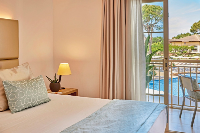 Wohnbeispiel Suite 1 Schlafzimmer Poolblick