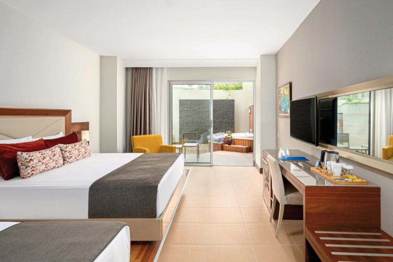 Wohnbeispiel Doppelzimmer Jacuzzi Terrasse