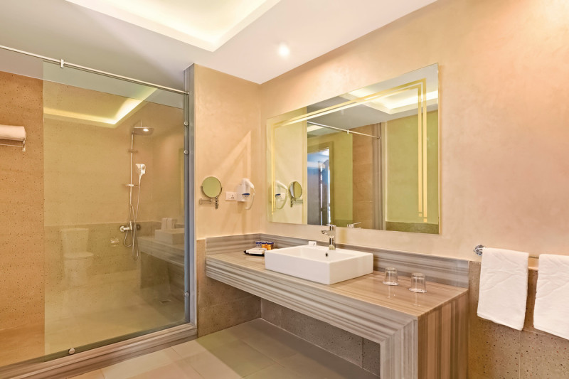 Beispiel Bad Familienzimmer mit Verbindungst&uuml;r Poolblick