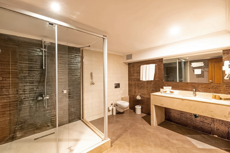 Beispiel Bad Familienzimmer Poolblick