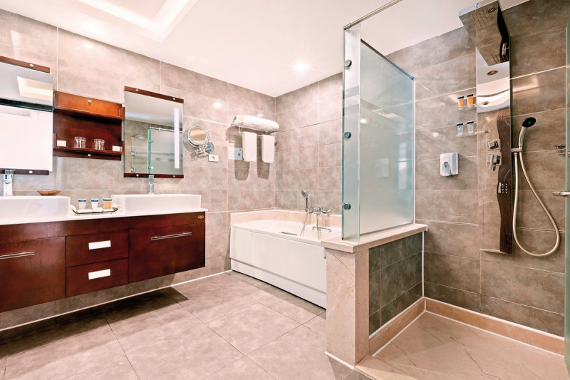 Beispiel Bad Doppelzimmer Deluxe Poolblick