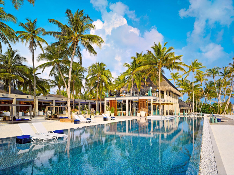 Hauptpool mit Avi Pool Bar