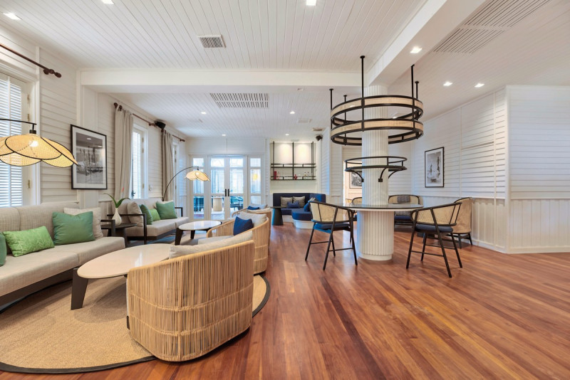 Voyager 47 Club Lounge