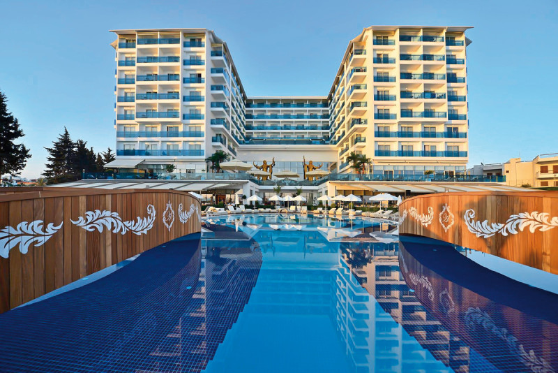 Azura Deluxe Resort & Spa Hotel