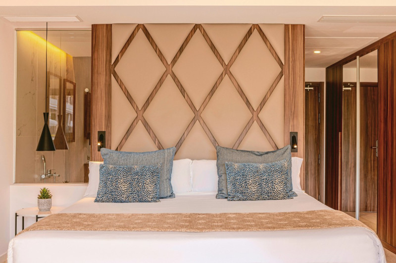 Wohnbeispiel Juniorsuite Swim-Up Poolblick