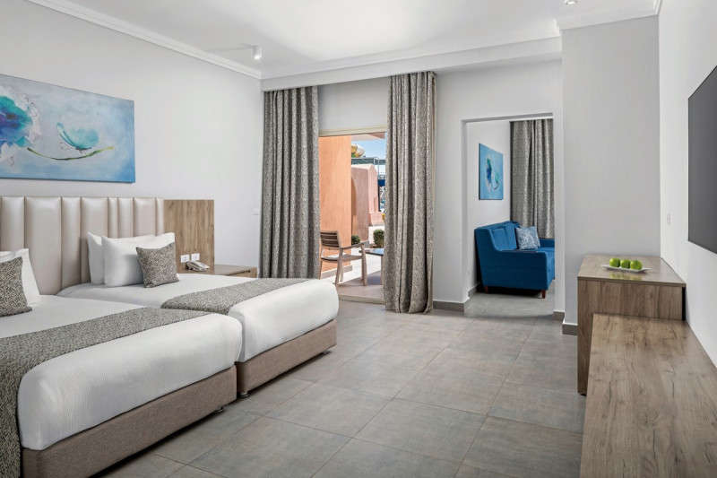 Wohnbeispiel Familienzimmer mit Verbindungst&uuml;r Poolblick