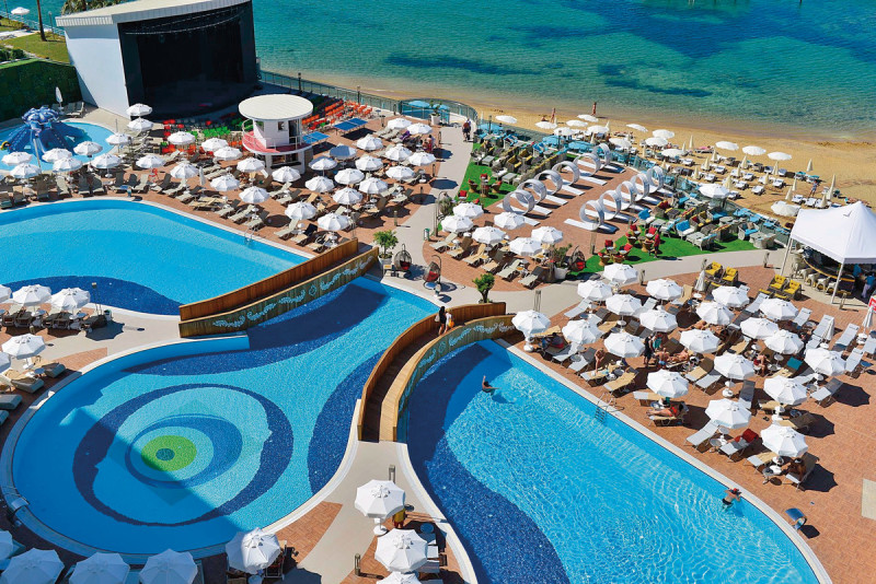 Azura Deluxe Resort & Spa Hotel