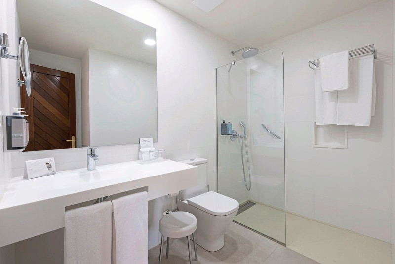 Wohnbeispiel Doppelzimmer Standard seitl. Meerblick (Bad)